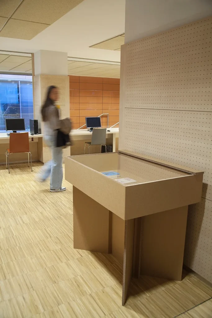 Vitrinas de cartón ecológicas y resistentes para exposiciones, ideales para mostrar productos o arte en ferias y eventos en Madrid