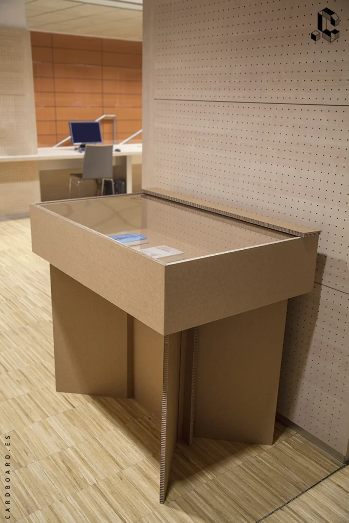 vitrinas-de-cartón-para-exposiciones-de-arte