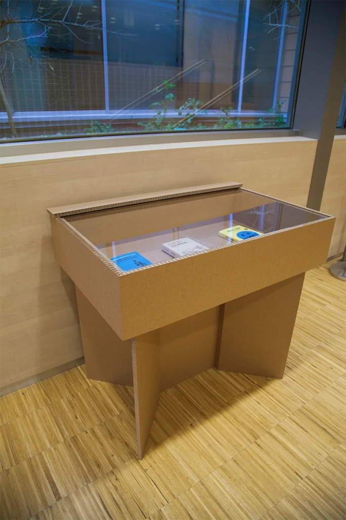 vitrinas-de-cartón-para-exposiciones-de-arte-a-medida