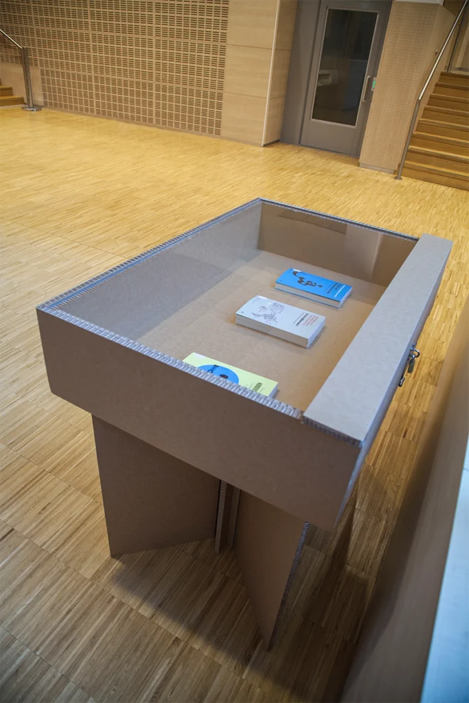 vitrinas-de-cartón-para-exposiciones-de-arte-plegable