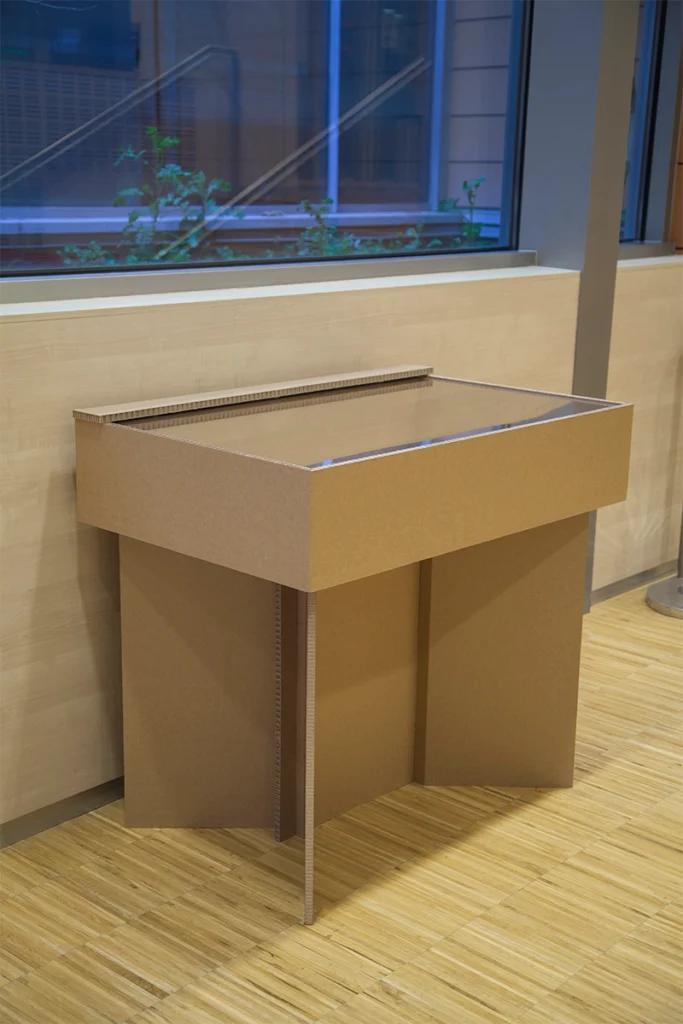 vitrinas-de-cartón-para-exposiciones-de-arte-ecólógicas